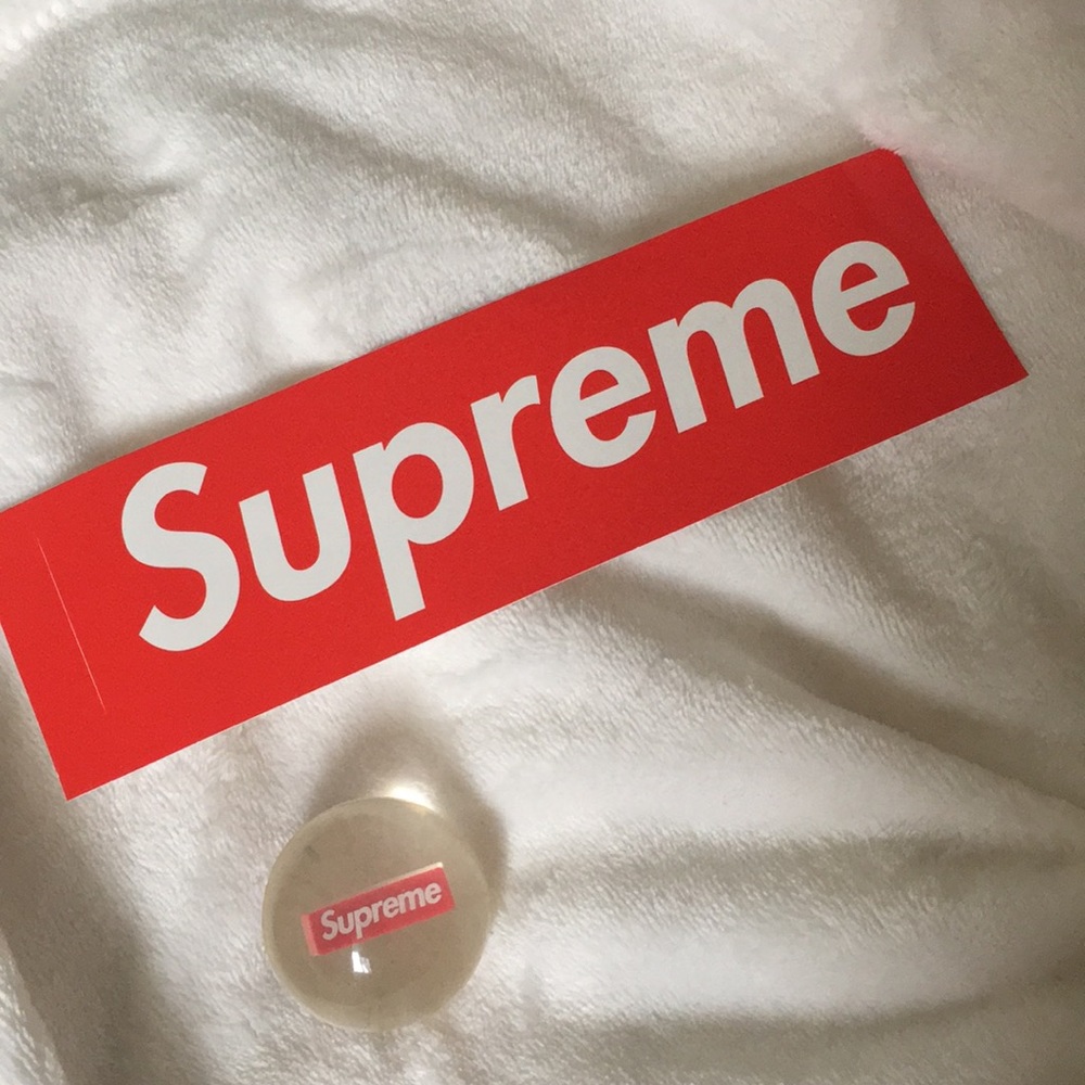 📍Supreme bouncy ball and sticker 📍
